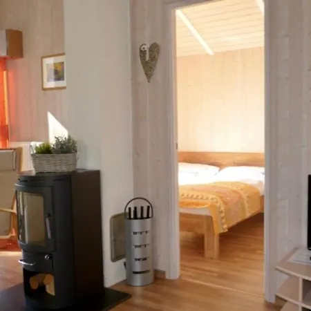 6 Personen Kinderfreundliches Mit Sauna, Whirlpool Und Kaminofen In *