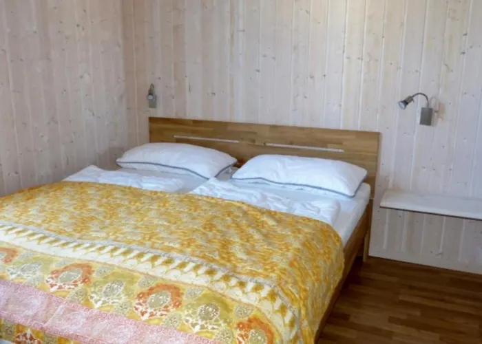 6 Personen Kinderfreundliches Mit Sauna, Whirlpool Und Kaminofen In *